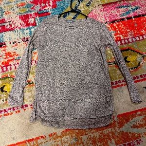 womens size M Daisy Fuentes light long sleeve shirt in brownish gray.